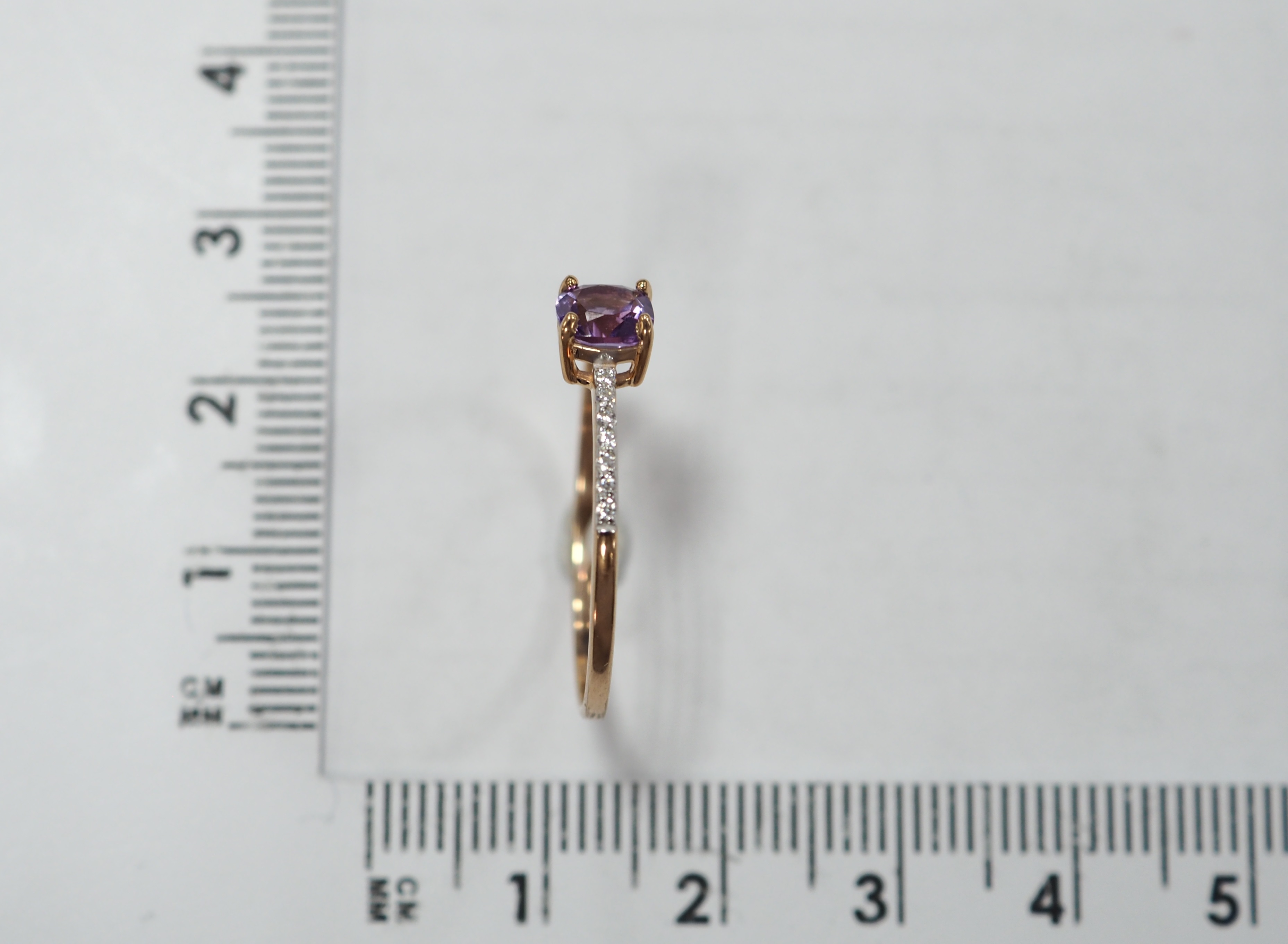 Серебряное кольцо 925 пробы; вставки 1 Аметист; 14 Фианит бесцв.;